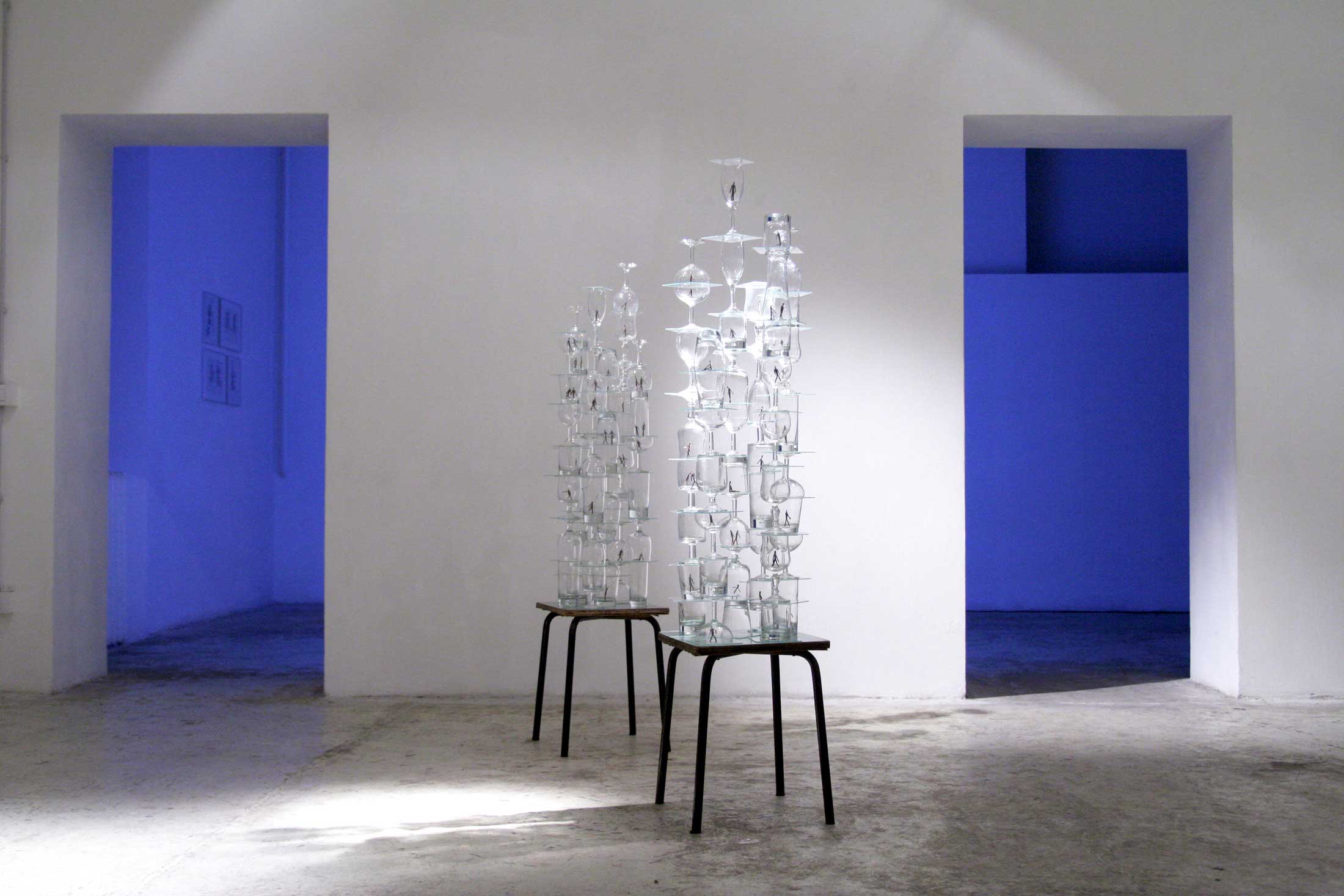 PORTA CIMICE (Bedbug door )_2004 Glasses, wood men, two ant stool. cm 33 x 33 x 150. Ph Elio Colavolpe